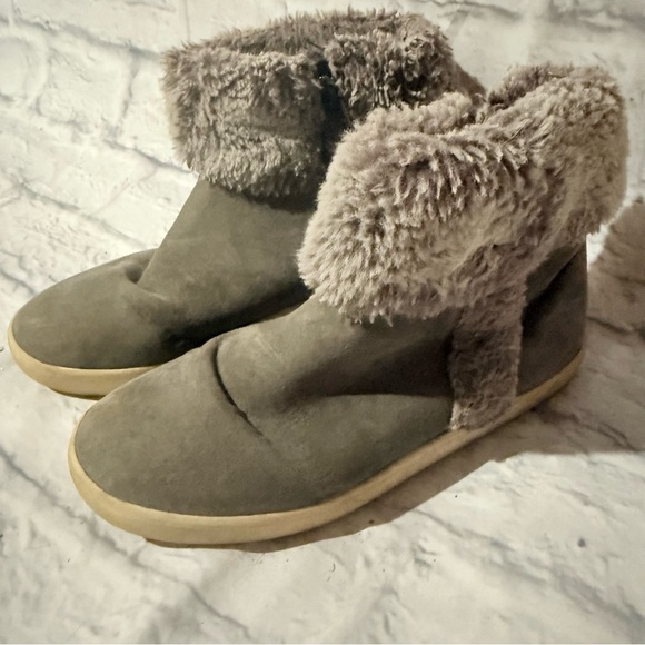 Other - Gray Boots with faux fur
